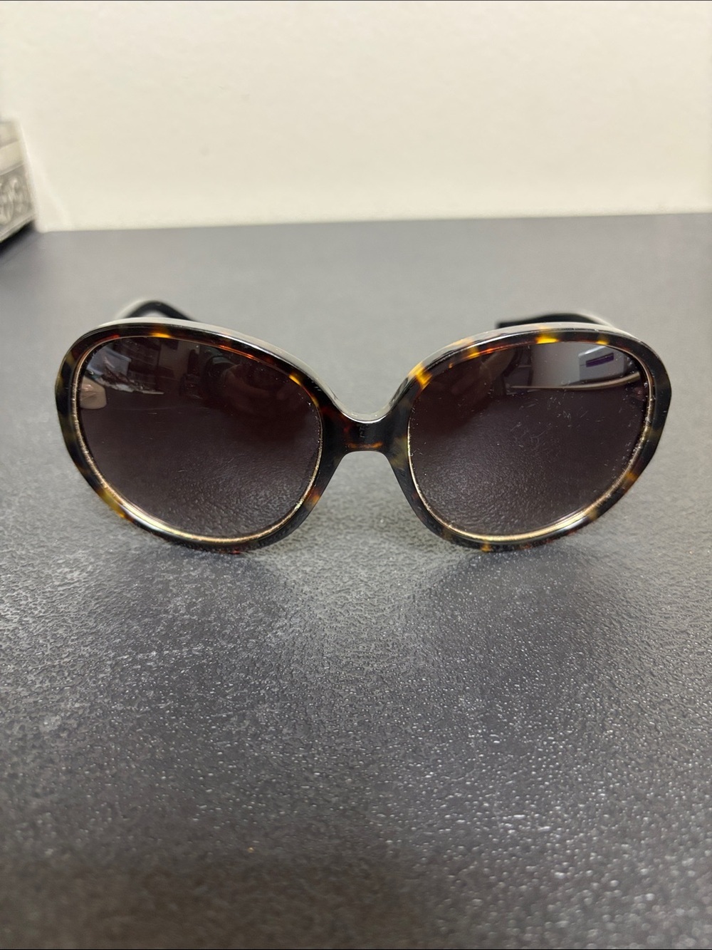 Oscar de la Renta Tortoiseshell Round Sunglasses with Brown Gradient Lenses - Picture 9 of 9